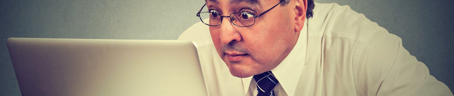 Mand kigger på computerskærm